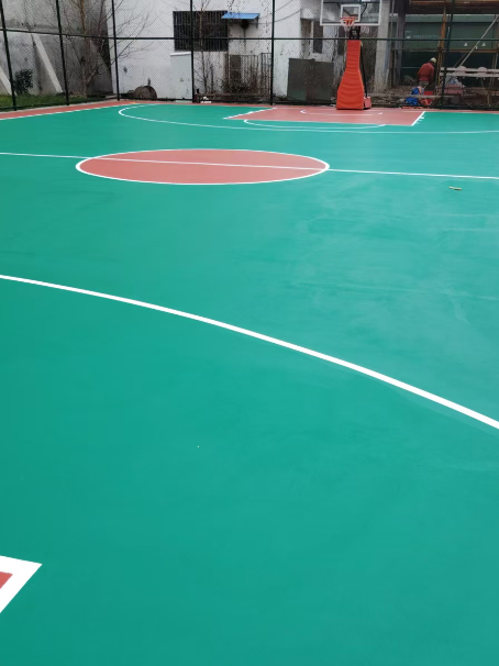 港南 球场长期使用易出现地面开裂